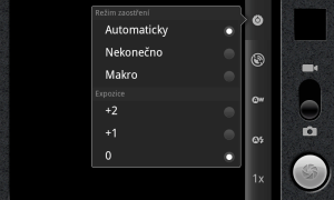 Aplikace Fotoaparát s rozbalenou nabídkou nastavení