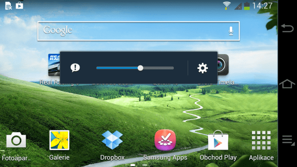 Hlasitost se nastavuje pomocí horního kolečka nad displejem