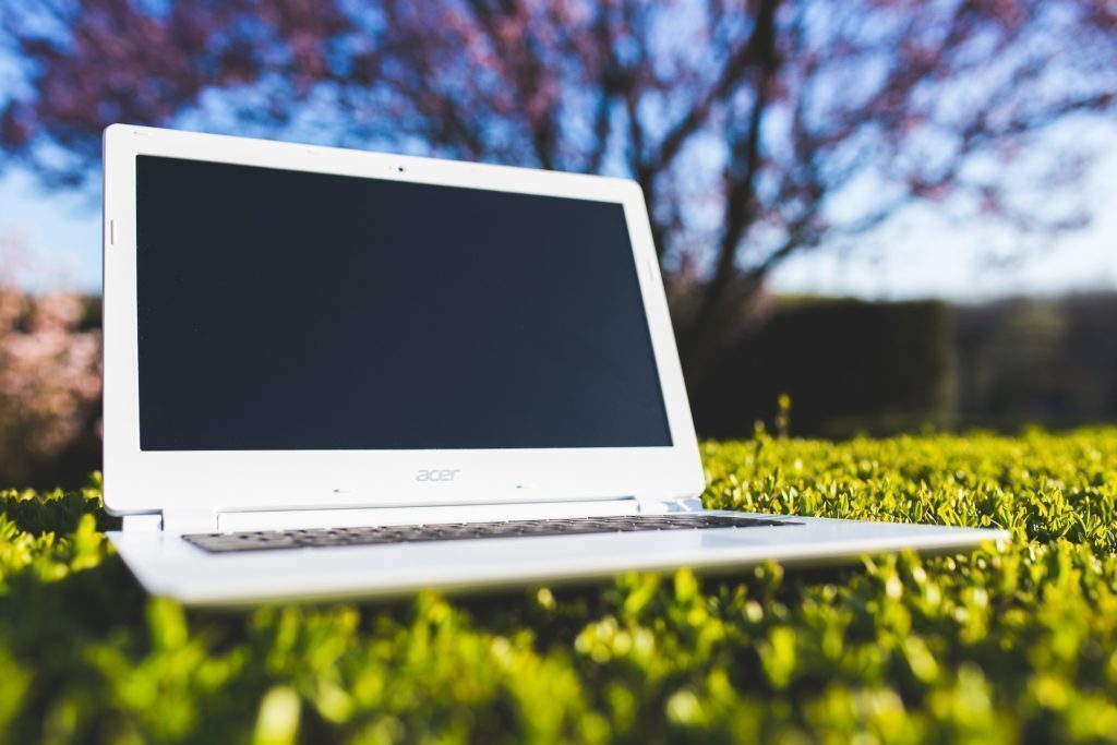 Pokud je notebook napájen z baterie, může být nabíjení pomalejší