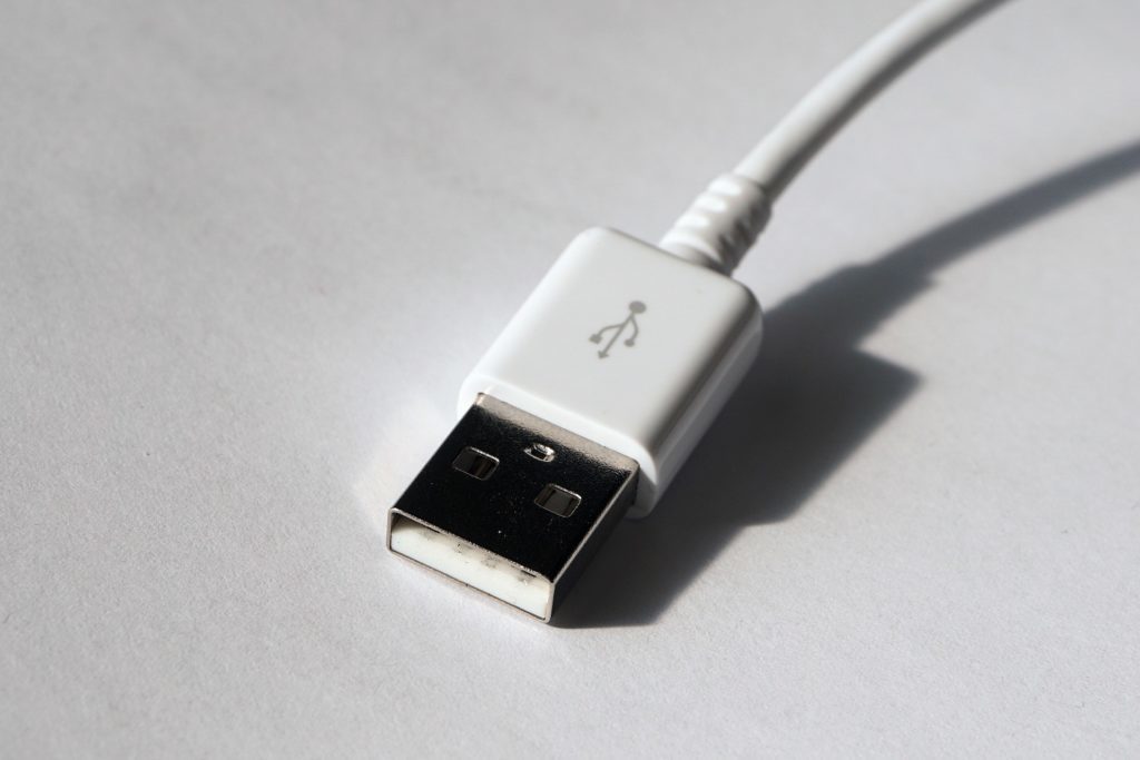 Častou příčinou pomalého nabíjení z USB portu je špatný kabel