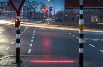Nizozemské město zkouší semafory pro chodce zahleděné do mobilu