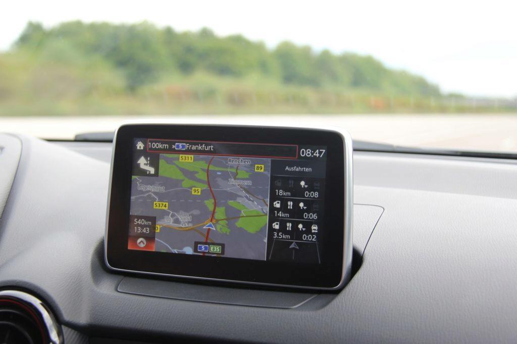 Navigace integrované v autech mají své výhody