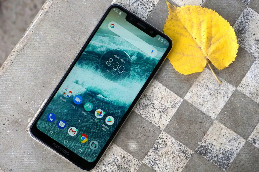 motorola one displej rozliseni