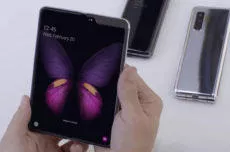 samsung galaxy fold neoficialni video zdeformovany displej