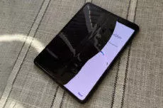 samsung galaxy fold ohebny displej problem