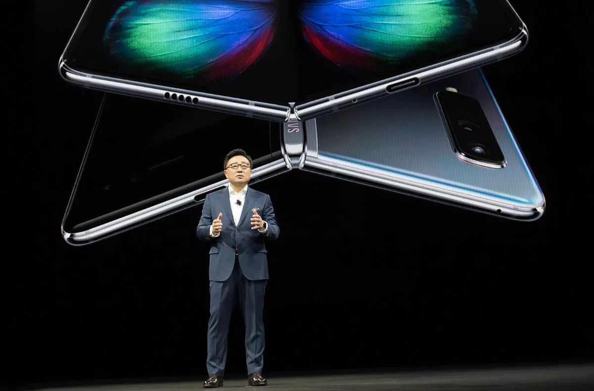 ohebny telefon samsung galaxy fold odlozeni