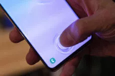 galaxy s10 problém se čtečkou otisků prstů