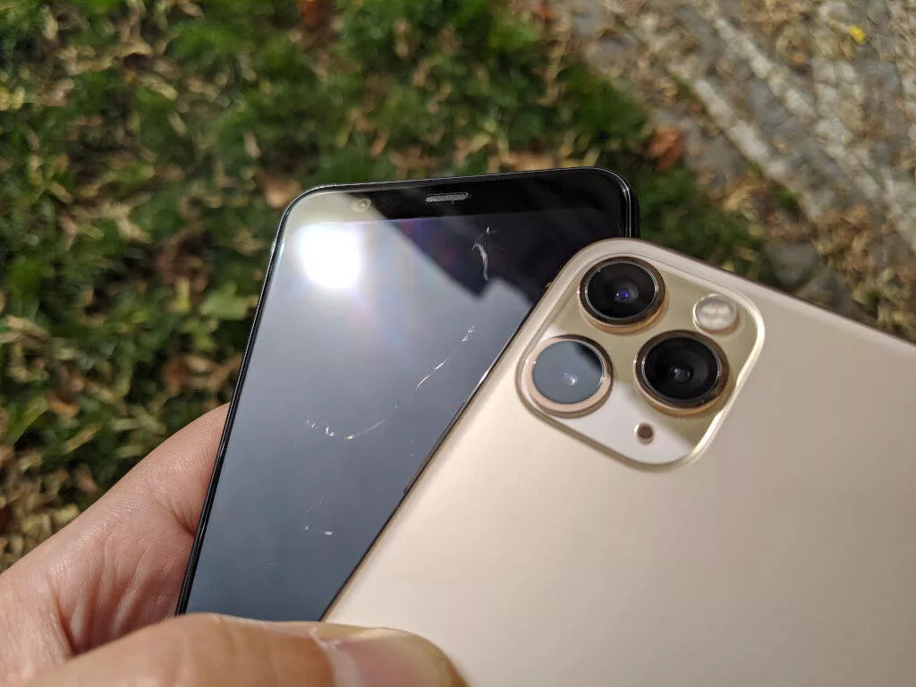 Pixel 4 iPhone 11 Pro Max poškrábný dysplej