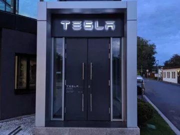 Tesla otevřela prodejnu