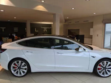 Tesla prodejna Praha Tesla model 3