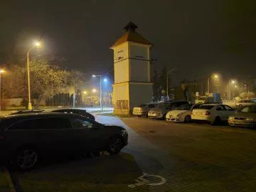 Samsung Galaxy Fold foto primární parkoviště v noci