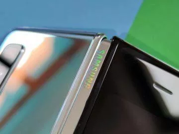 Samsung Galaxy fold kloub z vnějšku