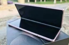 Galaxy Fold2 bubliny pod fólií