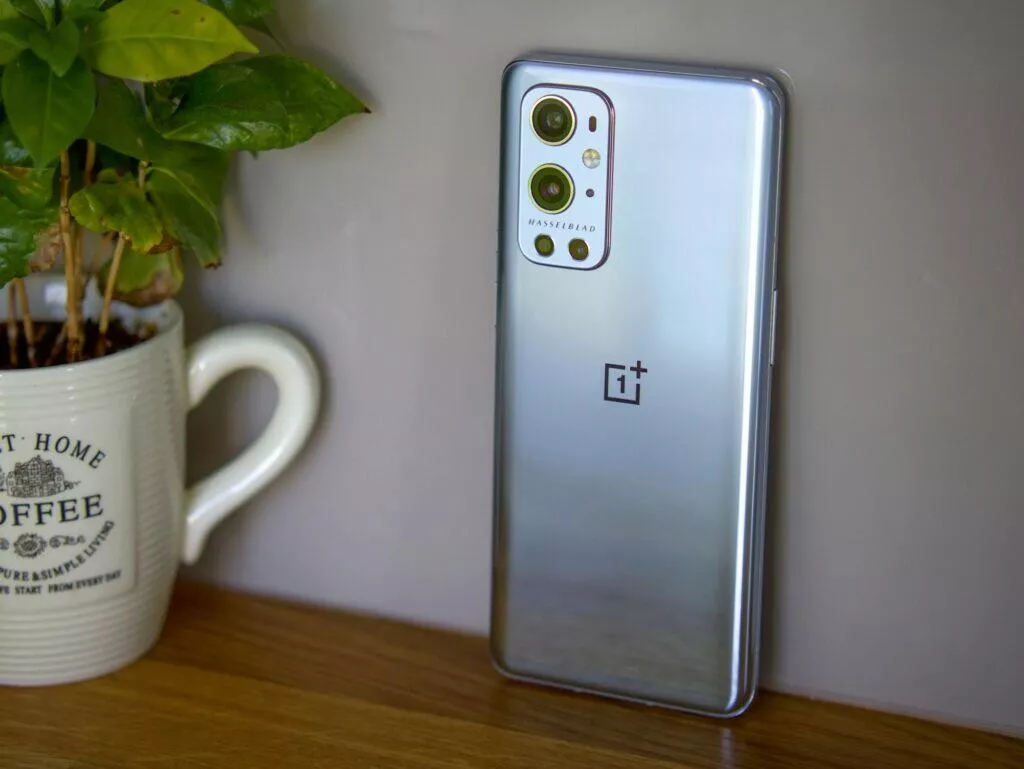 OnePlus stříbrná barevná verze