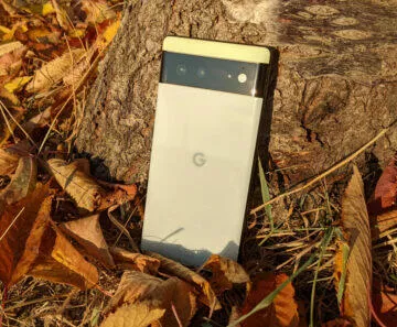 Google Pixel 6 telefon v listí