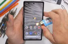 Google Pixel 7a jerryrigeverything test odolný odolnost video