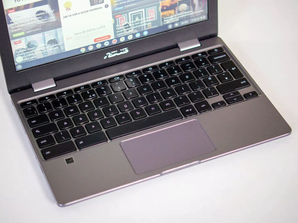 Chromebook za pár stovek klávesnice a touchpad