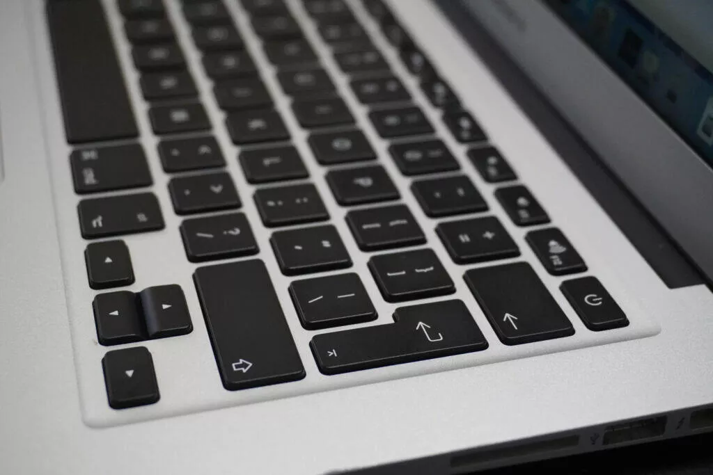 MacBook Air Mid 2012 klávesnice detail