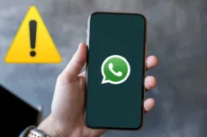 muž-drží-v-ruce-telefon-aplikace-whatsapp_1