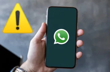 muž-drží-v-ruce-telefon-aplikace-whatsapp_1