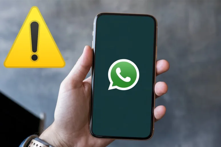 muž-drží-v-ruce-telefon-aplikace-whatsapp_1