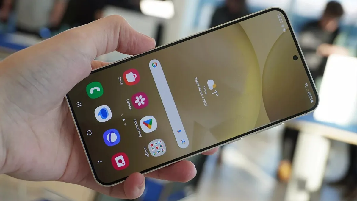 Šok pro fanoušky Samsungu! Oblíbená řada Galaxy S může přijít o základní model