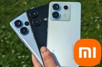 Xiaomi Redmi Note 13 v ruce nad trávou