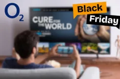 muž sedí u televize s mobilem O2 Black Friday