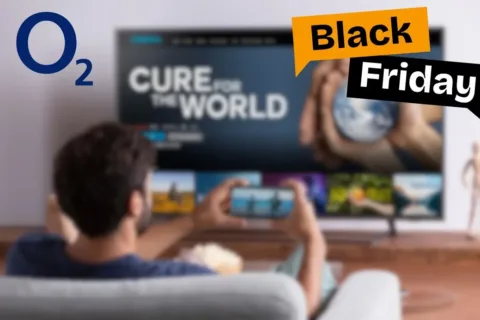 muž sedí u televize s mobilem O2 Black Friday