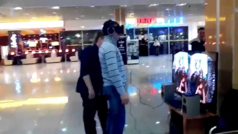 Шутник и Oculus Rift  Oculus Rift Prank