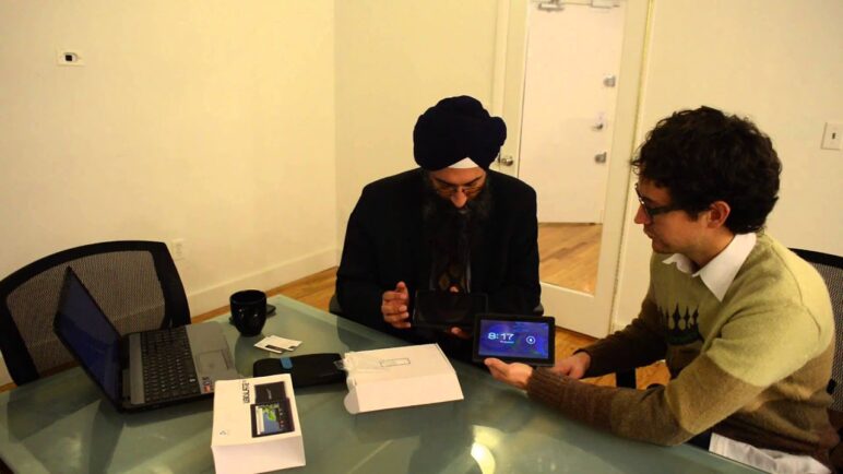 Suneet Tuli of Datawind demonstrates $20 tablet