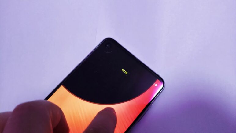 The Galaxy A8s hole animation is great! The Galaxy S10 will do the same.