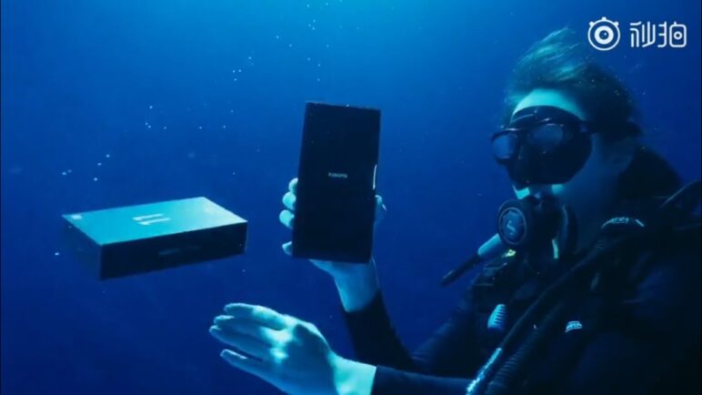 Xiaomi Mi 11 Ultra Cool Underwater Unpacking Video