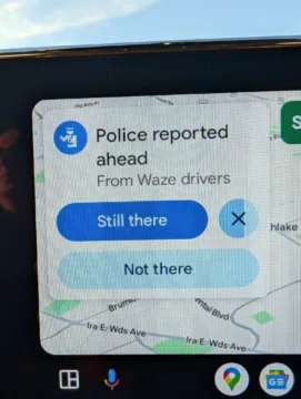 Upozornění na hlášení z Waze uvnitř Android Auto