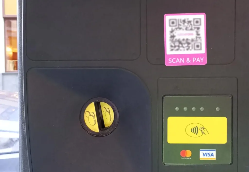 falešný QR kód na platebním automatu