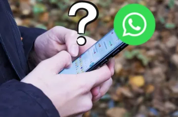 muž s mobilem a aplikací WhatsApp