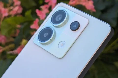 Xiaomi Redmi Note 13 Pro 5G s květy v pozadí