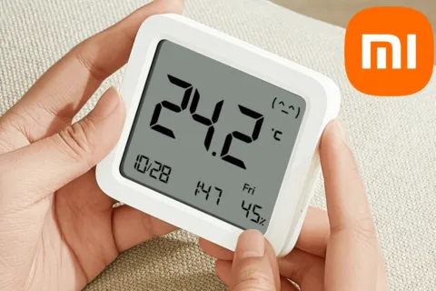 Xiaomi Smart Temperature and Humidity Monitor 3 v rukou