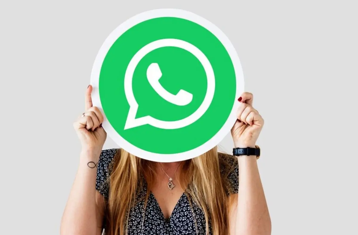 žena s velkou ikonou WhatsApp