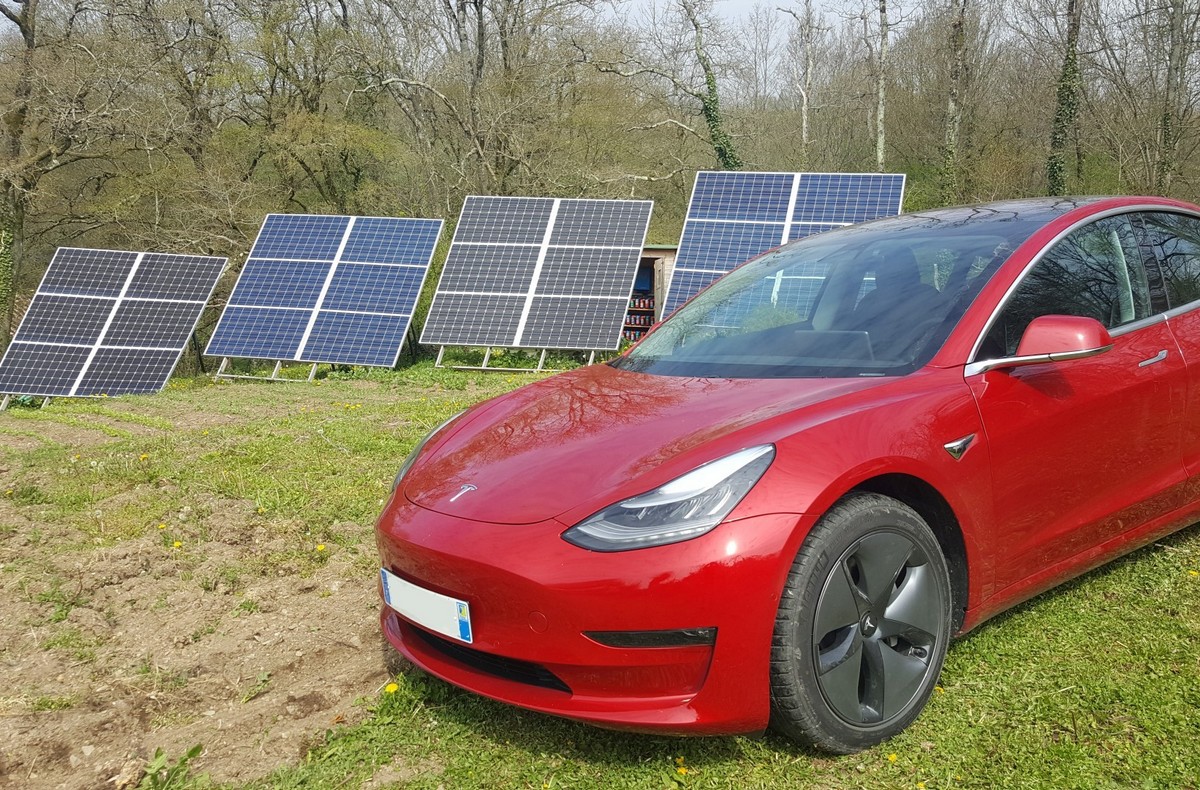 Blubux a elektrické auto Tesla, solární panely a baterie