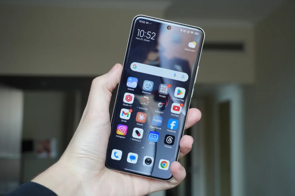 Xiaomi 15 Ultra telefon displej zepředu