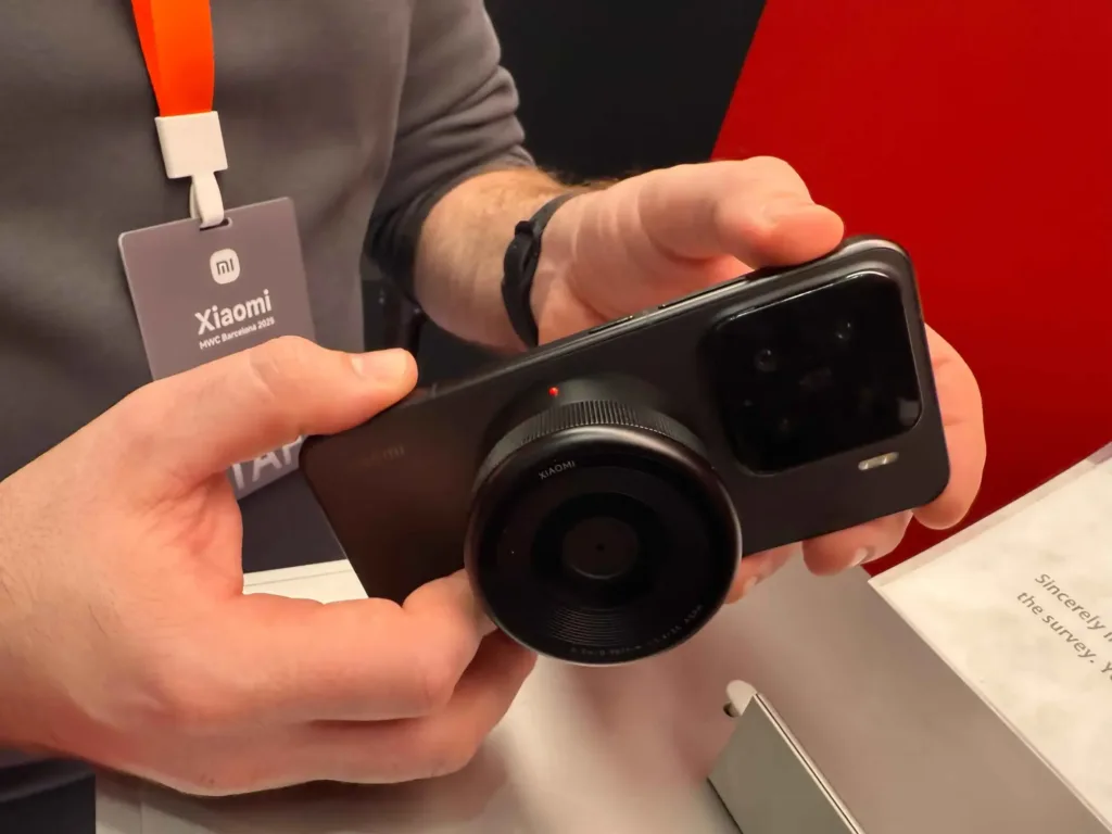 Xiaomi Modular Optical System koncept na mwc 2025 v rukou zamestnance xiaomi