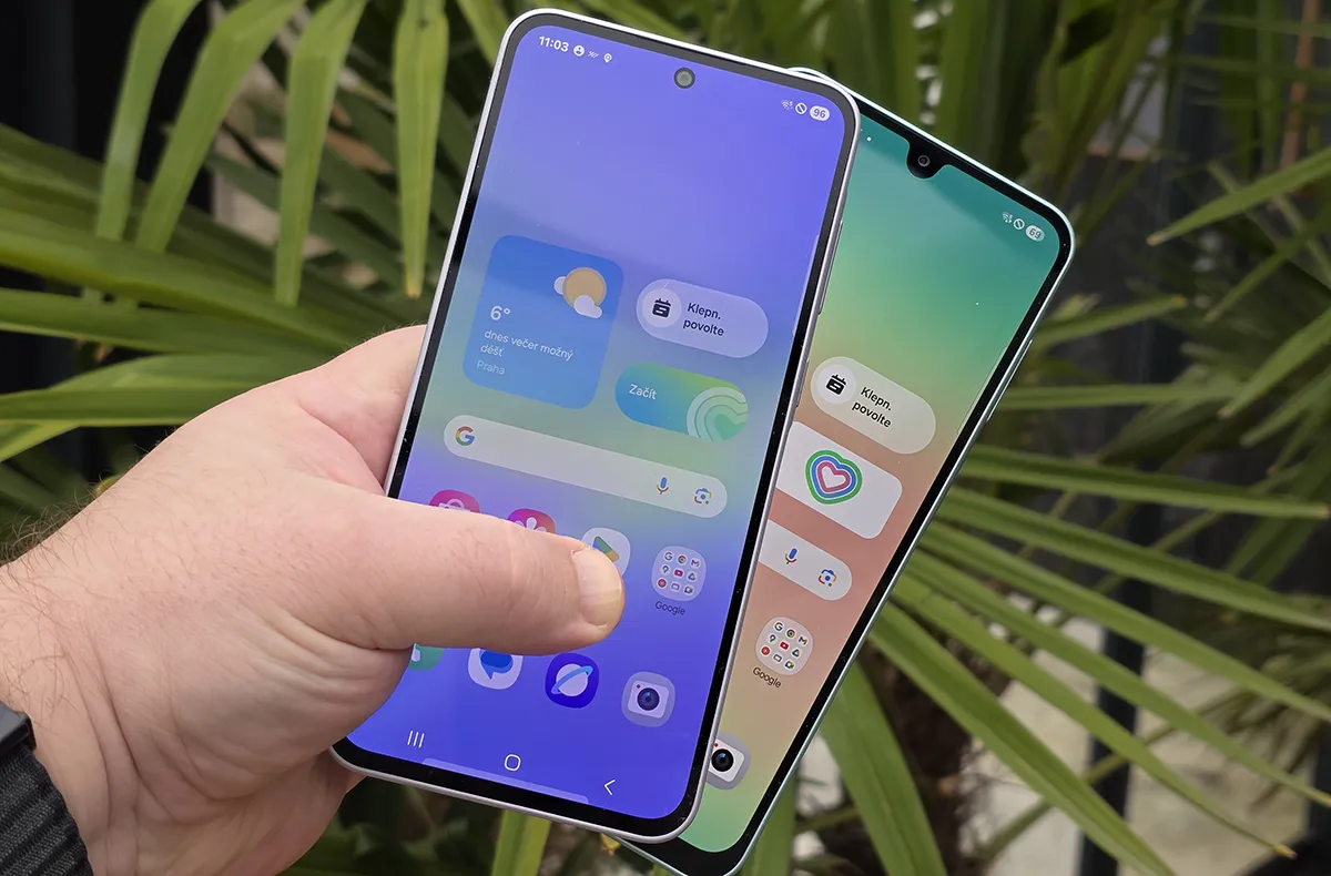 Galaxy A26 a Galaxy A36, porovnání v ruce