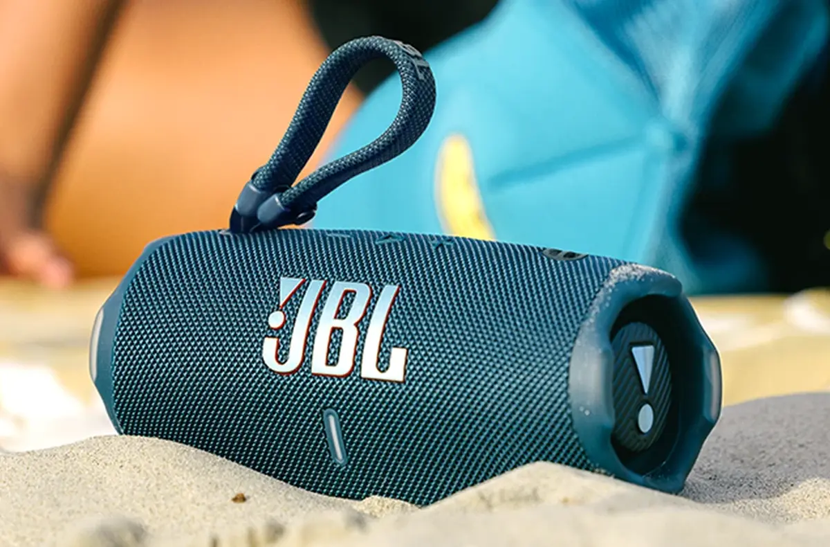 jbl charge 6 modra na plazi