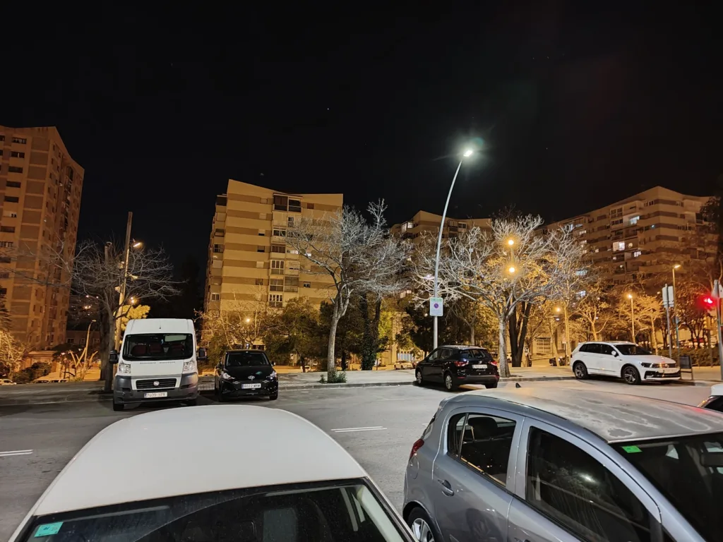 realme 14 pro plus fotografie nocni barcelona hlavni