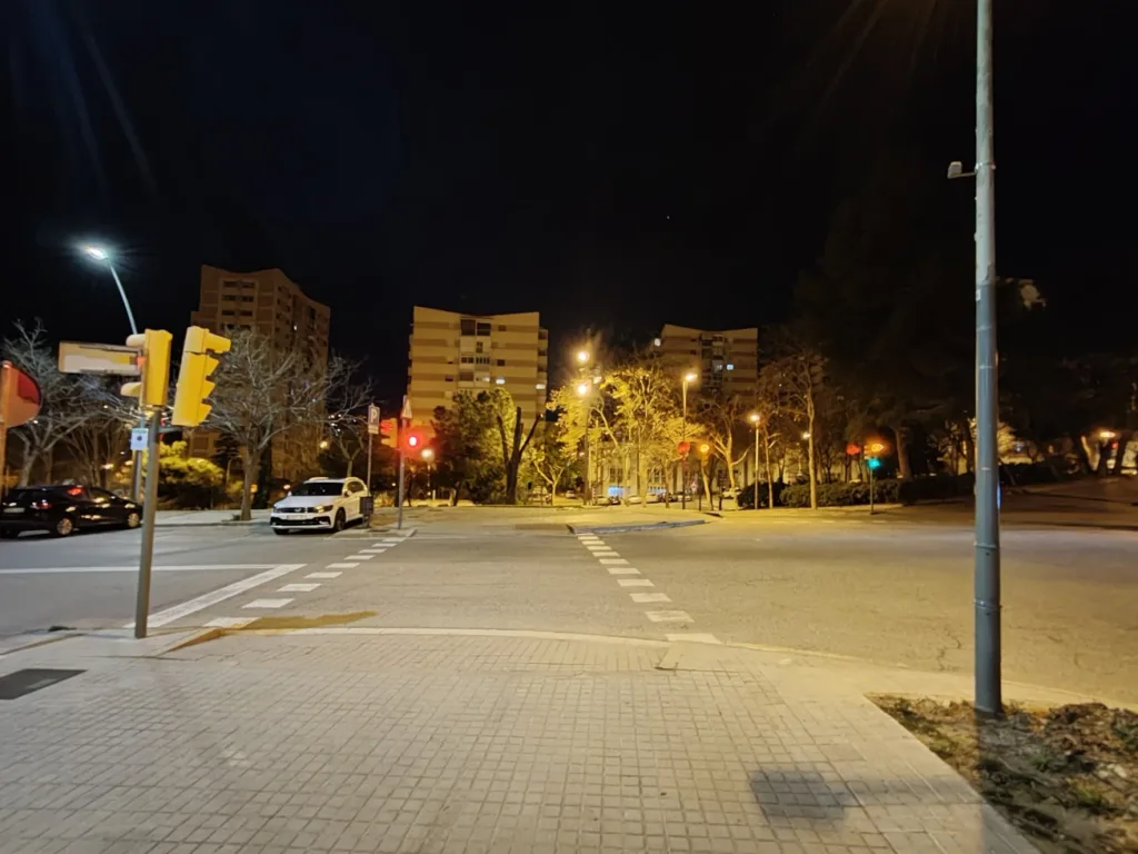 realme 14 pro plus fotografie nocni barcelona ulice