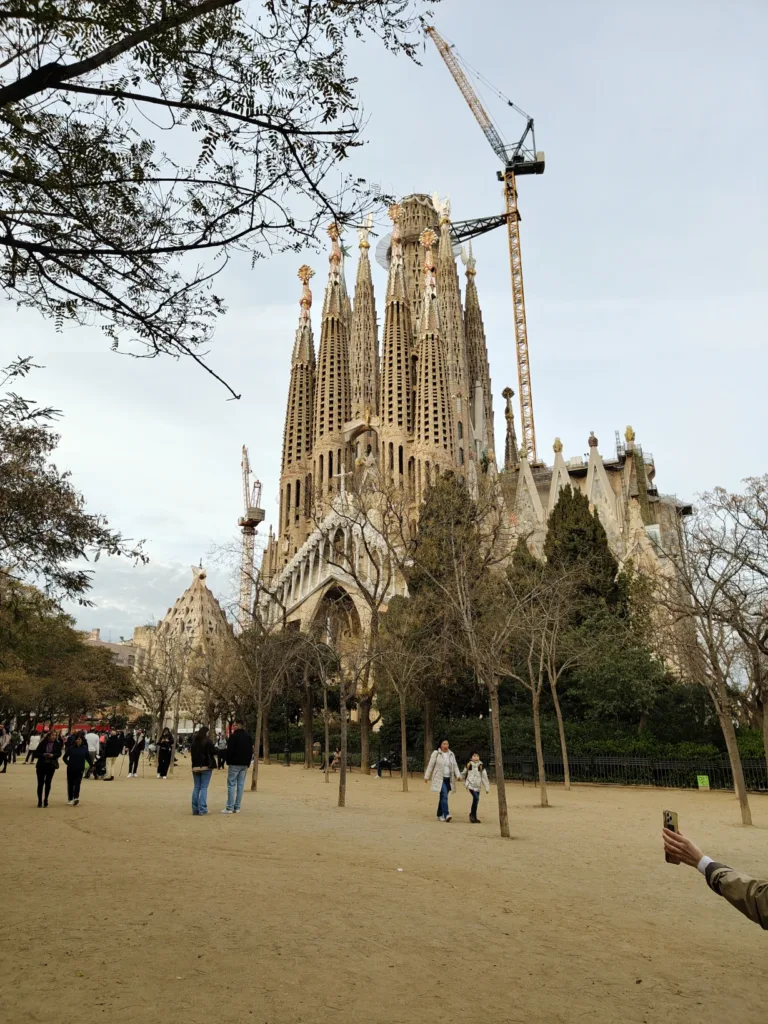 realme 14 pro plus fotografie sagrada familia hlavni