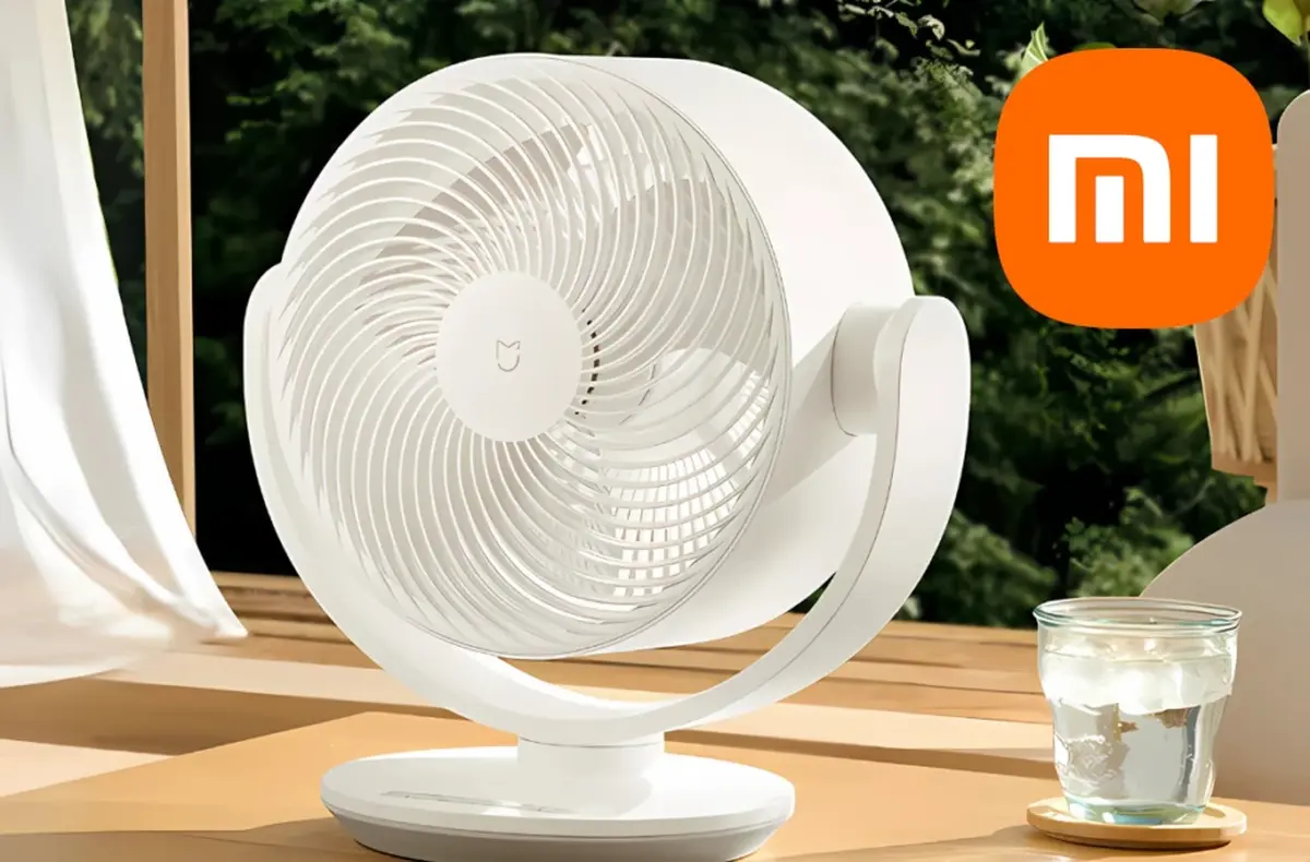 xiaomi Mijia DC Inverter Desktop Circulating Fan na stole vedle sklenice vody