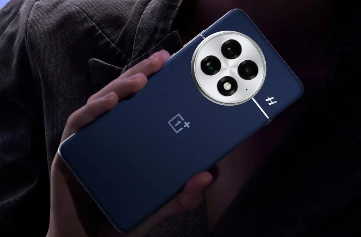 oneplus 13 modra v ruce