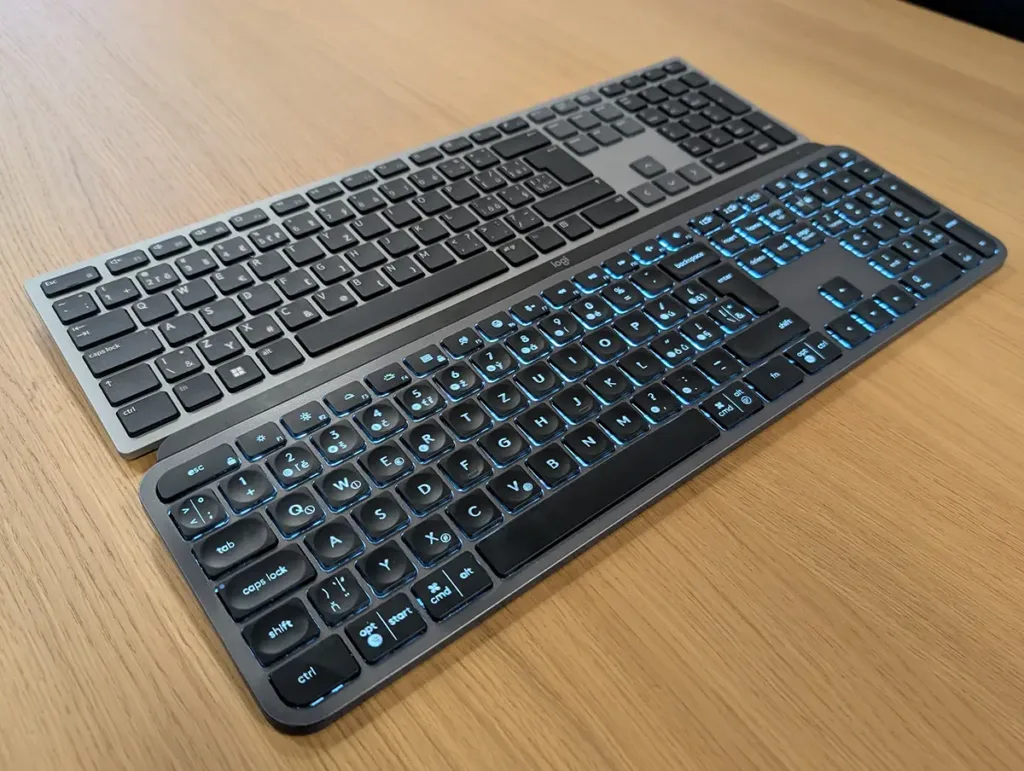 Dell KB700 vs Logitech MX Keys S za světla